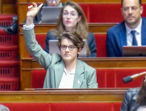 alainpaulweber's tweet photo. La folie furieuse siège désormais sur les bancs de l’hémicycle de l’@AssembleeNat ! 

L’enfance sacrifiée sur l’autel de l’idéologie

Il est des lignes rouges que l’on pensait intangibles, des évidences morales qui semblaient à l’abri de toute tentative de démantèlement. L’amendement déposé le 4/07 par la cingl, pardon, la députée LFI Gabrielle Cathala nous prouve, avec une clarté terrifiante, que même les fondements les plus sacrés de notre pacte social sont désormais la cible d’une folie idéologique. Les gens qui proposent pareille chose sont dangereux. C’est impossible d’être normal et de proposer une pareille aberration.

Le texte, présenté dans le cadre solennel de la commission sur la protection de l’enfance, créée après le meurtre de la jeune Lyhanna, un détail qui glace le sang, visait à « recentrer la liste des infractions » rendant incompatible l’accueil d’un enfant. Sous ce jargon technocratique, une réalité monstrueuse : supprimer l’interdiction automatique pour les personnes fichées au FIJAIT, celui des auteurs de terrorisme, et celles condamnées pour violences contre les forces de l’ordre. Ils veulent recueillir les rois des terroristes, ouvrir la porte de nos foyers aux bourreaux en puissance. Comment qualifier autrement cette volonté de retirer une barrière de protection pour y placer l’ogre ?

Qu’est-ce qu’ils veulent en faisant cela ? C’est incompréhensible, totalement incompréhensible. LFI avance un argumentaire froid, presque chirurgical, parlant d’une « appréciation objective du risque » qui ne reposerait pas sur « l’accumulation d’infractions pénales sans lien direct ». Mais c’est là que le bât blesse, et que la folie se dévoile. Depuis quand une condamnation pour terrorisme, pour apologie ou participation à une entreprise visant à détruire notre société, est-elle « sans lien direct » avec la mission d’élever et de protéger un enfant ? Quel signal, quel modèle, quelle vision du monde transmet-on à un mineur déjà brisé par la vie en le confiant à celui qui a un jour pactisé avec l’idéologie de la haine absolue ? C’est un renoncement à ce que le mot « protection » signifie.

La réaction des députés présents est le signe vital d’une raison qui résiste. La rapporteure Nathalie Colin-Oesterlé, avec un bon sens qui aurait dû être universel, a rappelé que « les infractions qui sont inscrites au FIJAIT sont suffisamment graves pour que l’on prenne la peine de vérifier ». La députée LR Émilie Bonnivard, « choquée », a exprimé la peur que cette folie devienne la norme en cas d’accession au pouvoir de Jean-Luc Mélenchon. Ce n’est pas une peur politicienne, c’est la crainte viscérale d’un monde où la naïveté criminelle des uns deviendrait la loi pour tous.

Jonas Haddad, porte-parole des Républicains, a eu ce mot implacable qui résume tout : « Chaque jour, LFI plonge un peu plus dans le sordide. » Le sordide, le voici. Il consiste à mener une expérimentation sociale sur le dos des enfants les plus vulnérables. Il consiste à placer l’intérêt d’un terroriste fiché au-dessus de la sécurité d’un enfant confié par l’État. C’est une inversion totale des responsabilités. Ces propositions ne sont pas des maladresses ou des excès de zèle juridique. Elles sont un poison lent injecté dans le corps du droit, dont la première victime serait l’enfance meurtrie que nous sommes censés sauver.

L’amendement a été rejeté. Mais le simple fait qu’il ait été conçu, rédigé et défendu est un aveu. Ses auteurs sont dangereux parce qu’ils sont les symptômes d’une maladie de la pensée qui, au nom d’une pureté doctrinale, est prête à tout dissoudre : la sécurité, le bon sens, et finalement l’humanité même. Face à ce gouffre qui s’est ouvert sous nos yeux, la seule attitude valable est celle que vous portez : une colère froide, une condamnation sans appel et le refus de voir l’inqualifiable se parer des habits de la loi.

S’il fallait une raison, une seule de ne pas voter LFI, celle-ci devrait être suffisante !