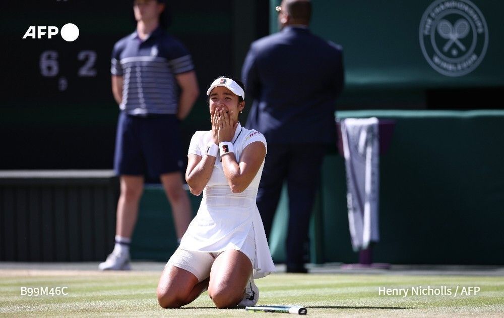 AFP's tweet photo. Reigning champion 🇵🇱 Iga Swiatek dumped out of Wimbledon in the third round as inspired 🇵🇭 Alexandra Eala creates more history for the Philippines ➡️ https://t.co/5QnD6yqdOS https://t.co/L1ymLqtYah