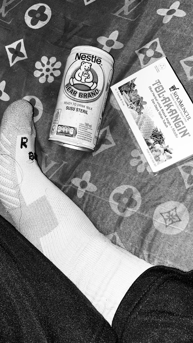 TaPandaiBerkata's tweet photo. Starterpack orang sakit 
-bear brand
-tolak angin
-kaos kaki
-celana training 
-hoodie
-selimutan https://t.co/fpfsVrp7QV