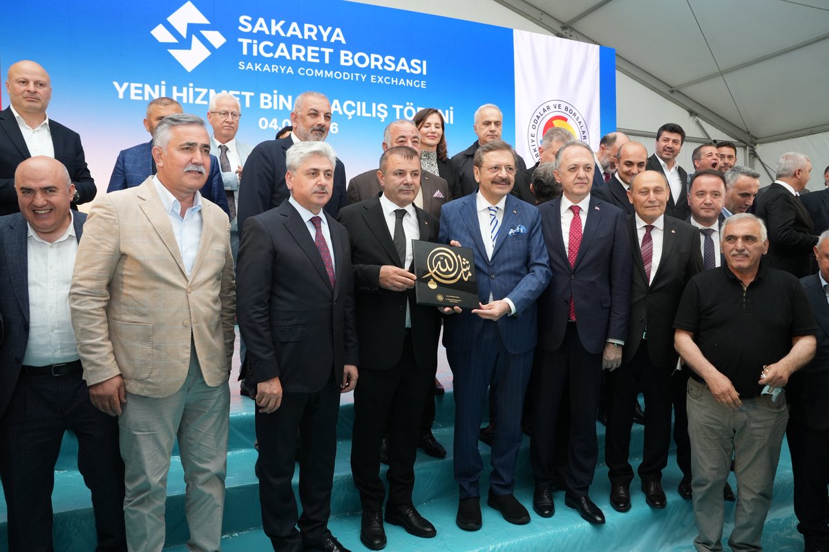 erdoganozegenn's tweet photo. 📍 Sakarya

TOBB Başkanımız Sayın @RHisarciklioglu ve TÜRK-İŞ Başkanımız Sayın Ergün Atalay ile birlikte, Sakarya Ticaret Borsamızın yeni hizmet binasının açılışını gerçekleştirdik.

Yeni hizmet binasının Sakarya iş dünyamıza ve üyelerimize hayırlı olmasını temenni ediyorum. https://t.co/h6dWpqtag9