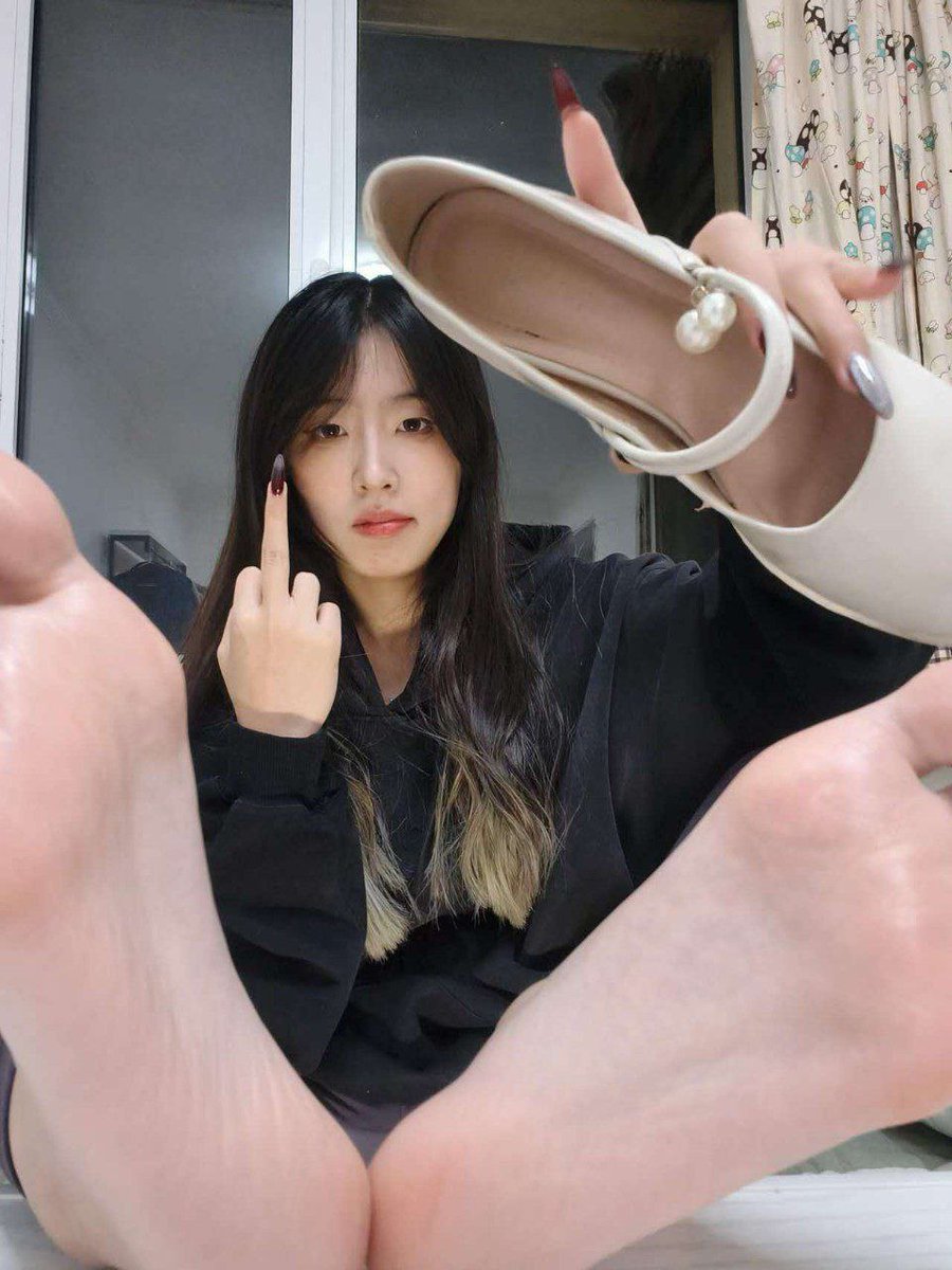 NiDun58574's tweet photo. 素人女大高冷臭脸 双脚底脚脸同框 #素人 #女大 #脚底 #脚脸同框 #高冷 #臭脸 https://t.co/dp5sheLwQv