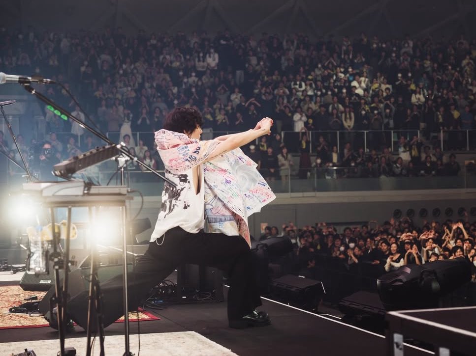 bymyside_yy's tweet photo. 洋次郎happy birthday🎂
あの日からずっと、この先もずっと大好きだよ！！おめでとう！！🌹🌹 https://t.co/BAwDQYbTXF