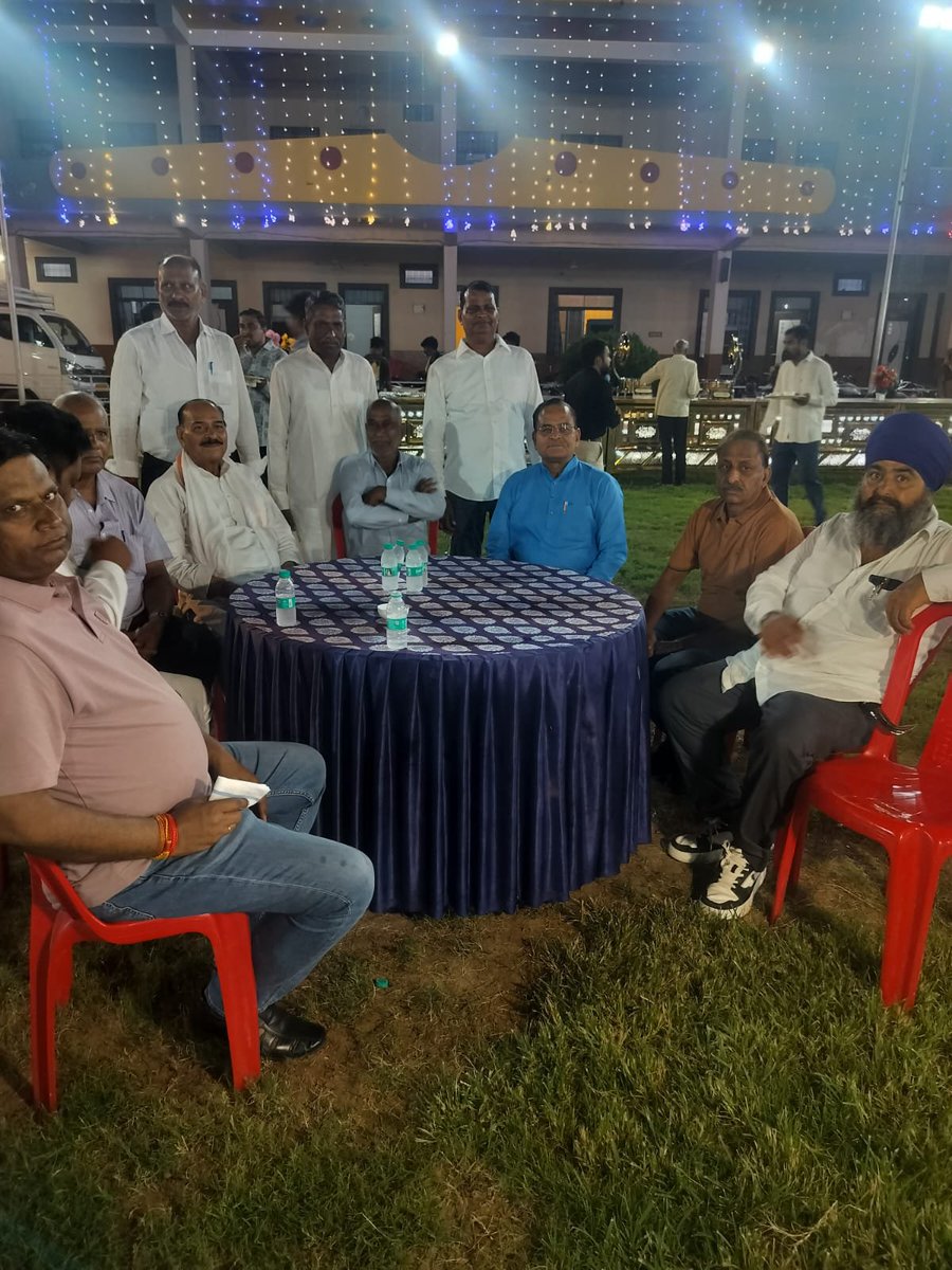 Kailash4BJP's tweet photo. आज कृष्णा मैरिज गार्डन में श्री गिर्राज प्रसाद सिंहल (सिंहल टेंट वाले) की सुपुत्री आयुष्मति चित्रा के आयुष्मान हिमांशु के संग मंगल परिणय के शुभ अवसर पर उपस्थित होकर नव-युगल को सुखी सफल दाम्पत्य जीवन की शुभकामनायें एवं सिंहल परिवार को बधाई सम्प्रेषित की। https://t.co/SUqCdz6B4Y