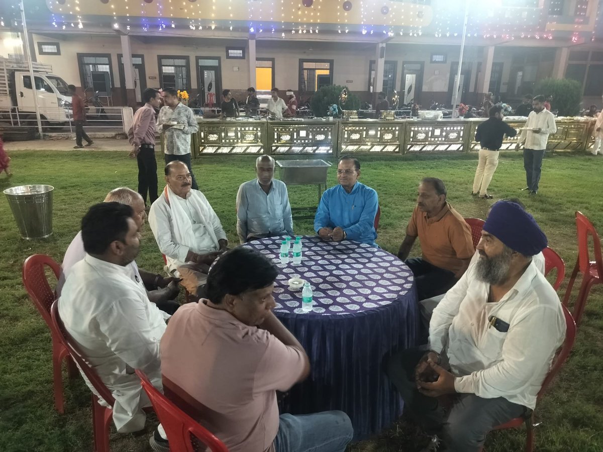 Kailash4BJP's tweet photo. आज कृष्णा मैरिज गार्डन में श्री गिर्राज प्रसाद सिंहल (सिंहल टेंट वाले) की सुपुत्री आयुष्मति चित्रा के आयुष्मान हिमांशु के संग मंगल परिणय के शुभ अवसर पर उपस्थित होकर नव-युगल को सुखी सफल दाम्पत्य जीवन की शुभकामनायें एवं सिंहल परिवार को बधाई सम्प्रेषित की। https://t.co/SUqCdz6B4Y