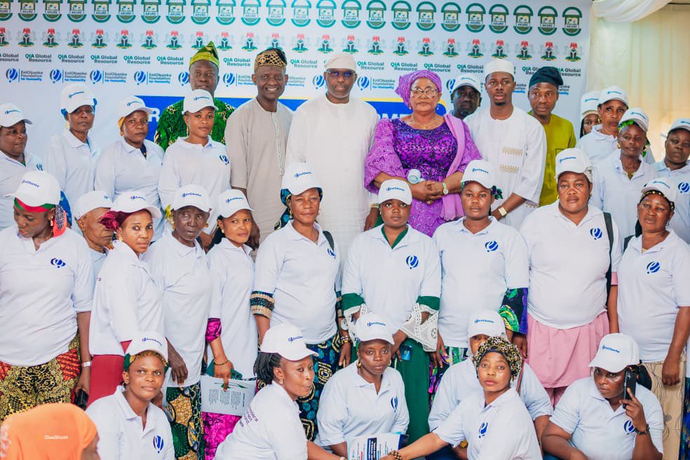 ieniobanke's tweet photo. At the launch, we were able to provide 200 resilient market women from Abeokuta with a business grant of ₦100,000 each to grow their trade. Supporting these women is an investment in the backbone of our local economy. 🤝📈 #Abeokuta #EconomicEmpowerment l https://t.co/ZVWlFo46yh