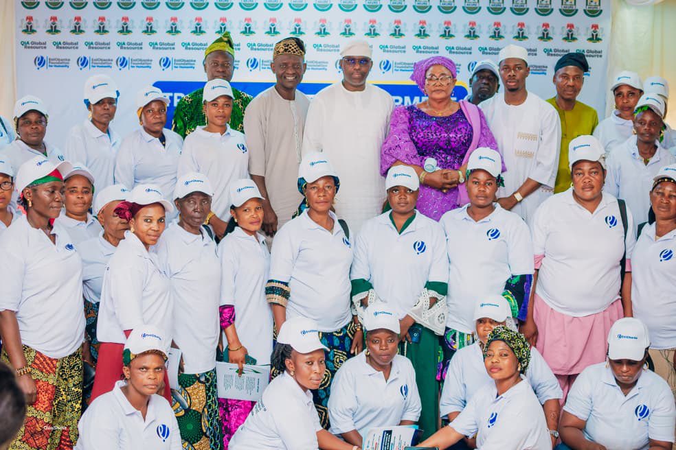 ieniobanke's tweet photo. At the launch, we were able to provide 200 resilient market women from Abeokuta with a business grant of ₦100,000 each to grow their trade. Supporting these women is an investment in the backbone of our local economy. 🤝📈 #Abeokuta #EconomicEmpowerment l https://t.co/ZVWlFo46yh