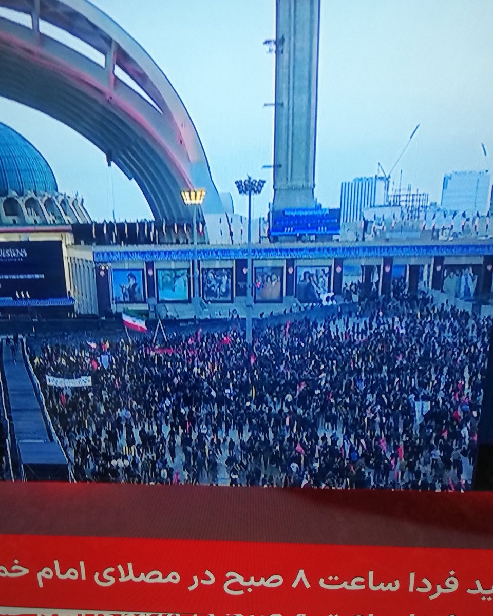 Rayan9717's tweet photo. منی که اینجا جلوی چشام دارم خلوتی تهران رو میبینم، تمام شهر سبز و فقط اطراف مصلی اونم به دست خودشون بسته شده، همین الان در خنک ترین ساعت روز هنوز مصلی پر نیست،اونوقت گاردین انگلیس تخمین ۳۰ میلیون جمعیت میکنه، همینا برای سانسور آمار کشته شدگان دی ماه دلیلِ نداشتن سند میاوردن https://t.co/AE5jxe3mXt