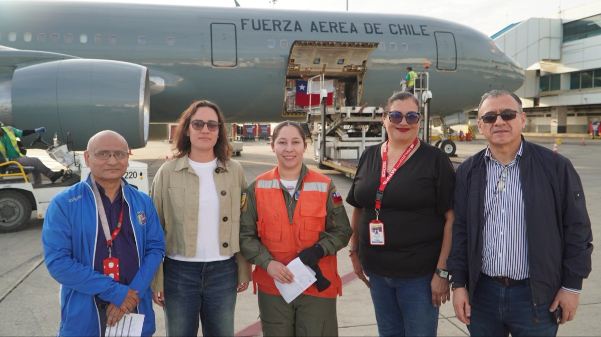 teleSURtv's tweet photo. 🚨 35 mil vacunas arriban a La Guaira desde Chile tras los sismos.
🔴 Avión de la Fuerza Aérea chilena llegó al Aeropuerto Simón Bolívar con más de 13 toneladas de ayuda solidaria: vacunas, medicamentos e insumos médicos.
#teleSUR #Venezuela #Chile #AyudaSolidaria https://t.co/pYBUz3ethx