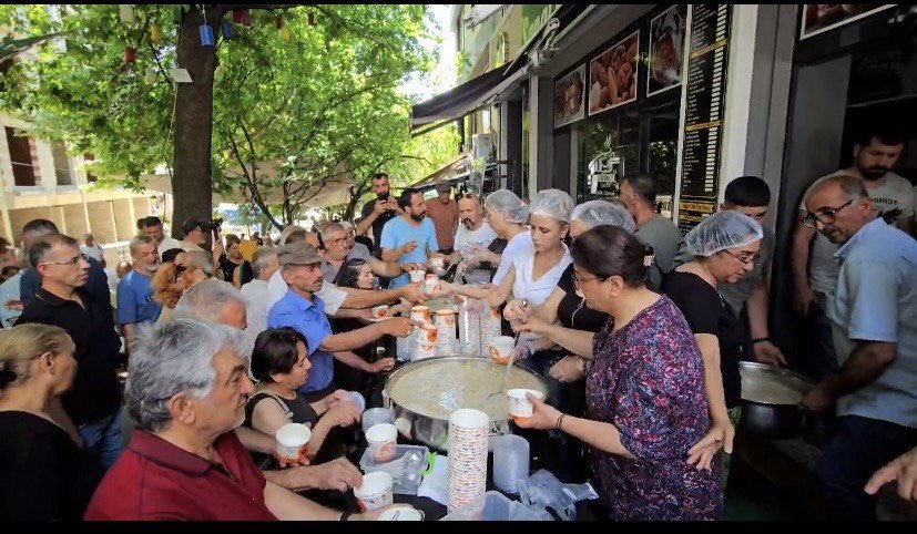 _AytenKordu's tweet photo. Bereketi harde Dewreş ra, gulbang Ana û Pîr  ra. 
Ewro Dersîm de Partîya ma serva itîqate û raa xo, lokme germa imamu kerd vila. 
Na lokme ma, qome mare haştîye û birayîye bîyaro.

Lokme qewul bo, ju bîyane û têkoşina ma daim bo.

Toprağın bereketi, anaların duası ve yolun erkanıyla bugün DEM Dersim İl ve Merkez İlçe örgütlerimizin pay ettiği aşure lokmasında halkımızla bir araya geldik.

Aşure; Yol öğretimizde doğanın, rızalığın, paylaşmanın, dayanışmanın ve bir arada yaşamın simgesidir. Aynı kazanda buluşan farklılıklar gibi, halkların eşit, özgür ve onurlu ortak yaşam iradesini büyütmenin ifadesidir.

Pay ettiğimiz bu aşure lokmasının halklar arasında kardeşliğe, barışa, demokratik çözüme ve özgür bir geleceğe vesile olmasını diliyor; Hak katında kabul olmasını niyaz ediyoruz.