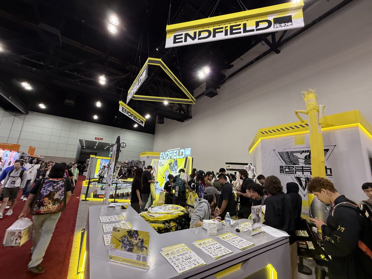 AGCast4's tweet photo. Endfield has gotta be one of the most astroturfed “large” gatchas ever. I’ve never met a single soul who plays this game but they always seem to have money for these booths and pay professional cosplayers for shoots https://t.co/8OBrooTYPm