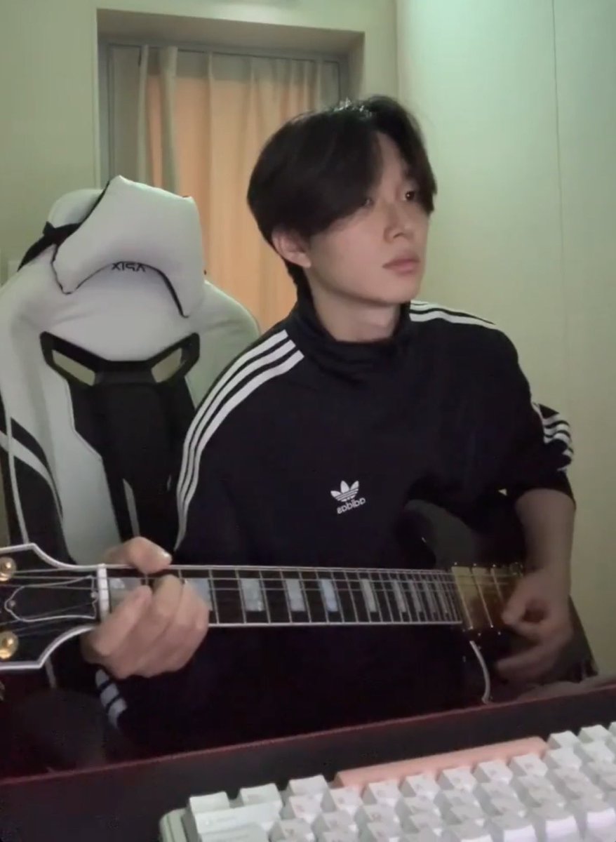404teonotfound's tweet photo. 어후 얼굴수준개높다 진짜.. https://t.co/WxdEAz7lf7