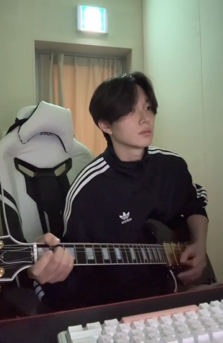 404teonotfound's tweet photo. 어후 얼굴수준개높다 진짜.. https://t.co/WxdEAz7lf7