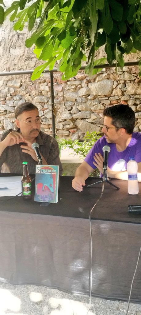 saltparadise's tweet photo. És el torn de L'últim Dip de  @javifermat  al @cryptshow literari. Us esperem al @hostalsolimar de #Badalona. Llibres, tortugues, una figuera gegant, la fresca, la cervesa de @27clubbrewery, caves cortesia de la @cristinaguillenselecciodevins. 20 anys de @cryptshow https://t.co/CbCZKGQof2