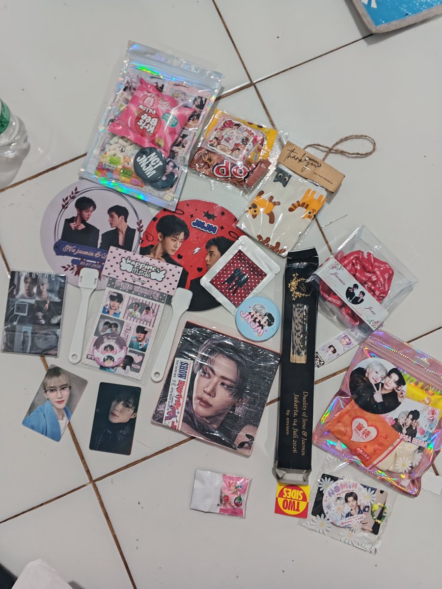 rhmawwty's tweet photo. Kali pertama dateng ke ginian. Freebies se di kasihnya, energi langsung abis liat orang banyak😭😭. Makasih yang sudah kasih freebies🫰🏻🫰🏻🩷🩵 @jjaemmiinn @jen4jaem @arizonaasta @wzznin @enviern @dualityfornomin @chanflowell @jrfaxe @tekantombol0 @binijaem1n @minenisty https://t.co/zvq1uH4FHx