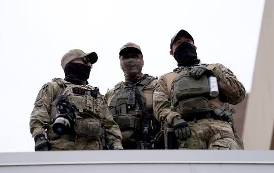 Far_Right_Memes's tweet photo. @DoryBeutel @SawyerHackett Ice Agents wear masks https://t.co/2QfZD7cBto