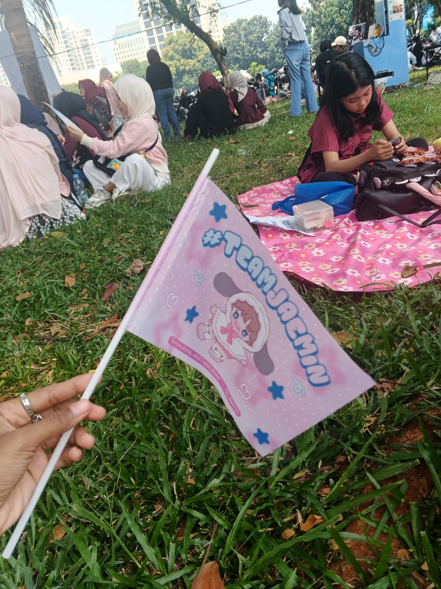 rhmawwty's tweet photo. Kali pertama dateng ke ginian. Freebies se di kasihnya, energi langsung abis liat orang banyak😭😭. Makasih yang sudah kasih freebies🫰🏻🫰🏻🩷🩵 @jjaemmiinn @jen4jaem @arizonaasta @wzznin @enviern @dualityfornomin @chanflowell @jrfaxe @tekantombol0 @binijaem1n @minenisty https://t.co/zvq1uH4FHx