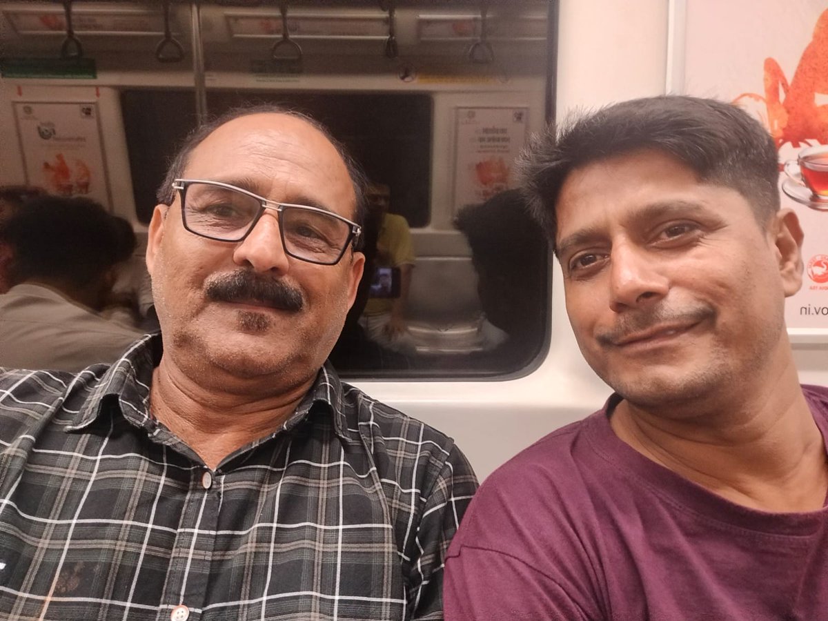 journalist_syed's tweet photo. हेलो कैसे हैं आप मैं सगीरुद्दिन उत्तराखंड रामनगर से आपका दर्शक हूं आपके वीडियो रामनगर बीएसपी के पेज पर भी लगाता हूं ।
दिल्ली मेट्रो में बैठने के बाद सामने बैठे सगीर अपनी सीट छोड़ कर आ गए ।
ऊपर वाला कैसे मिलाता है अपनों से इतना प्यार और सम्मान उस मालिक का जितना शुक्र अदा करूं कम है ।