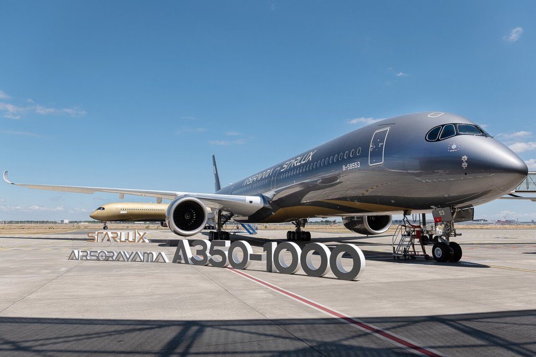 AviationWG's tweet photo. صبغة فاخرة لطائرات A350..

الناقل التايواني STARLUX يستلم طائرة جديدة من طراز A350-1000 بصبغة خاصة باللون الفضي.

تأتي هذه الطائرة ضمن مشروع فني مشترك بين الشركة وأحد الفنانين اليابانيين، وسيتم قريبًا استلام طائرة أخرى باللون الذهبي.

استغرق العمل على المشروع 3 سنوات، وواجه بعض التحديات بسبب صعوبة تطبيق اللون، وتم تطوير طلاء بلمعة خاصة تحاكي لمعة الذهب والفضة.
