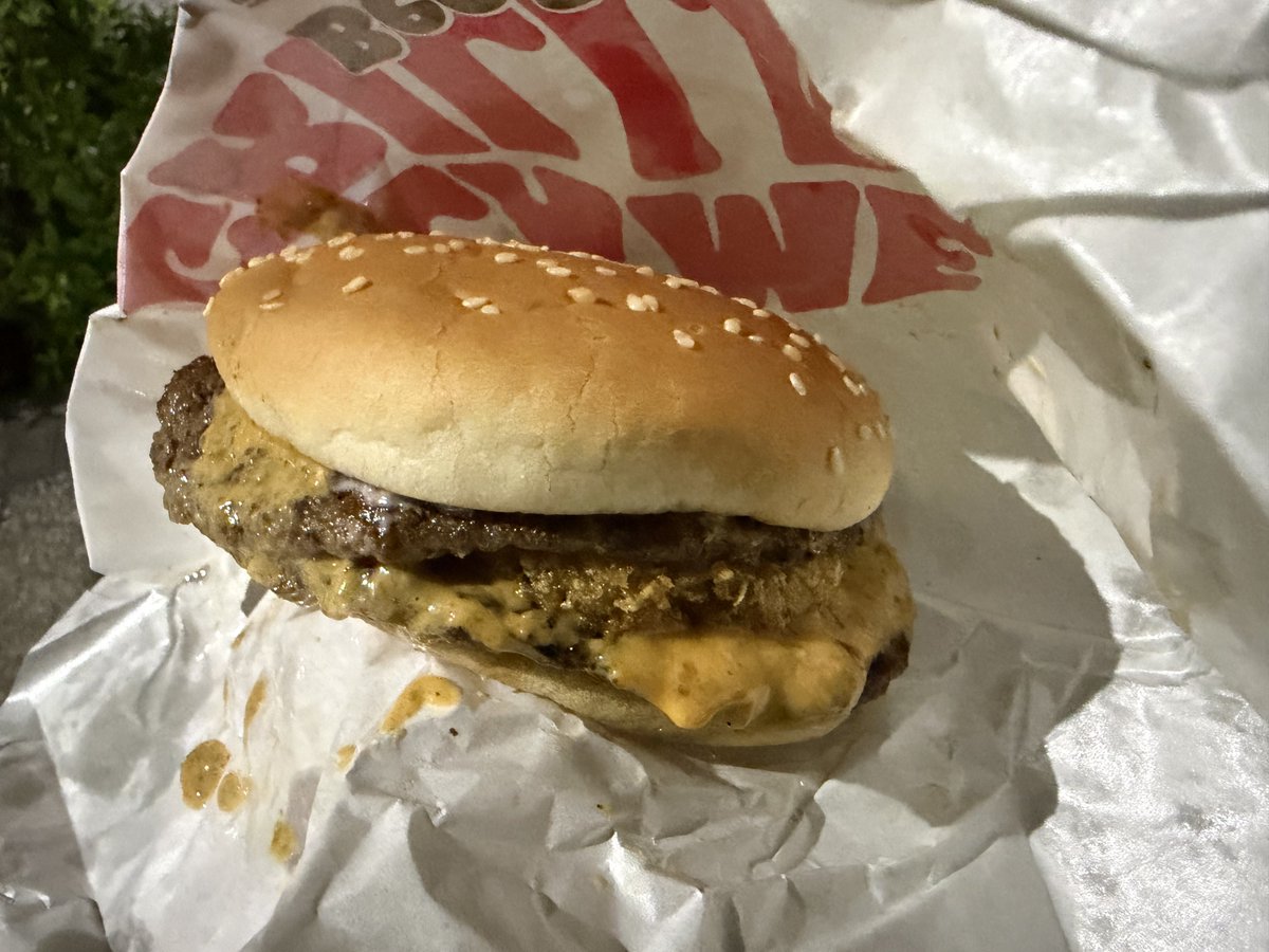 Tiru_Teruka's tweet photo. バーガーキング初めて食べました。記憶に無いだけでどこかで食べてるかもしれないけど

ダブルビーフ＆ハッシュ ビッグマウスダーティ https://t.co/9Rf6ub7Zxe