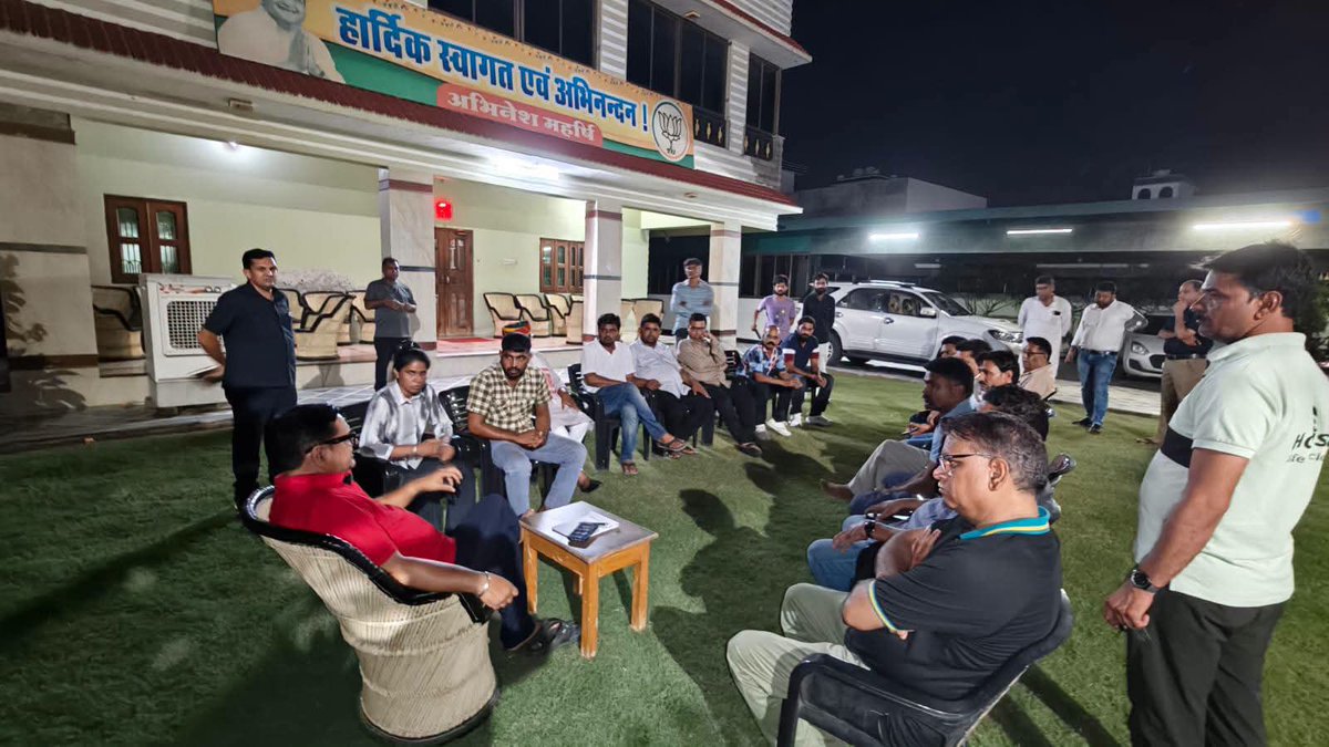 Abhinesh4BJP's tweet photo. आज रतनगढ़ स्थित आवास पर जनसुनवाई में पधारे क्षेत्रवासियों से संवाद कर, उनकी समस्याओं को सुनते हुए त्वरित समाधान हेतु संबंधित अधिकारियों को निर्देशित किया।

#जनसुनवाई #जनसेवा #रतनगढ़ https://t.co/vrQboxMfmZ
