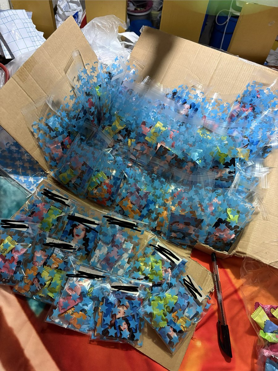 simp_4lee's tweet photo. done sa another another freebies (1x1-2x2 id pic) HAHAHAHAAH para bang birthday ko HAHAHAHAAH 😆

note: per pack ang nilalaman niya its either 2 or 3 id photo+candy, di keri ng ot5 cuz i want all maka tanggap and for trade. 🥹

#itzy #tnvsinmanila #itzyinmanila https://t.co/33zx96pp0n