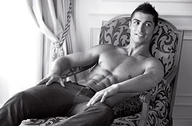 lizzmillz's tweet photo. Told this genz girl he used to be so hot she said ‘he’s still hot’ yeah but you don’t get it😭😂 #cristiano https://t.co/S74mh1INqP