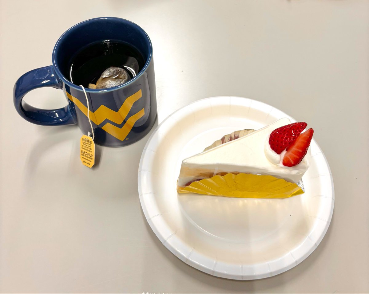 cadheringo's tweet photo. 1年次にお世話になったゼミの先生とお茶☕️
ケーキもご馳走してくださって、とても素敵な思い出のひとつになった☺️
年齢も専門も越えて色々お話できるのはとても嬉しい、弊学に来て本当によかったと思っている https://t.co/LQ1TkERJWj