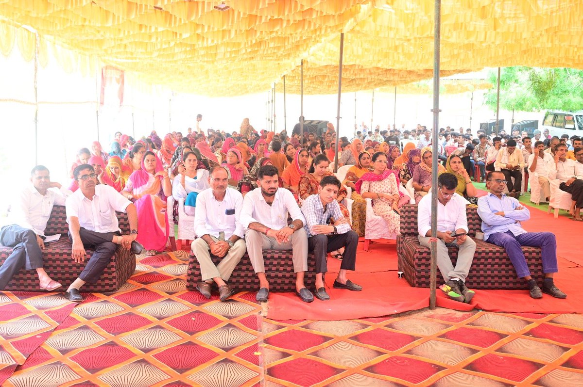 kkvishnoibjp's tweet photo. 📍 पंचायत समिति मुख्यालय, धोरीमन्ना

आज पचपदरा में राजस्थान रिफाइनरी राष्ट्र एवं प्रदेशवासियों को समर्पित होने के साथ ही राजस्थान ने औद्योगिक विकास, ऊर्जा आत्मनिर्भरता और रोजगार सृजन के नए युग में प्रवेश किया। यशस्वी प्रधानमंत्री आदरणीय श्री @narendramodi जी द्वारा लगभग ₹1.05 लाख करोड़ की विकास परियोजनाओं की ऐतिहासिक सौगात विकसित राजस्थान के संकल्प को नई गति प्रदान करने वाली है।

माननीय मुख्यमंत्री श्री @BhajanlalBjp जी के दूरदर्शी नेतृत्व एवं सतत प्रयासों से प्रदेश विकास, निवेश और औद्योगिक प्रगति के नए आयाम स्थापित कर रहा है। यह ऐतिहासिक अवसर विकसित राजस्थान के निर्माण की दिशा में एक महत्वपूर्ण मील का पत्थर है।

पंचायत समिति मुख्यालय, धोरीमन्ना पर जनप्रतिनिधियों एवं कार्यकर्ताओं ने पचपदरा में आयोजित आदरणीय प्रधानमंत्री श्री नरेन्द्र मोदी जी के कार्यक्रम का वर्चुअल माध्यम से अवलोकन किया तथा उनका प्रेरणादायी उद्बोधन सुना।

यह ऐतिहासिक विकास यात्रा आत्मनिर्भर एवं विकसित राजस्थान के निर्माण में मील का पत्थर सिद्ध होगी।

#PMModi4ViksitRajasthan

@BJP4Rajasthan @BJP4India @RajGovOfficial @RajCMO @DIPRRajasthan