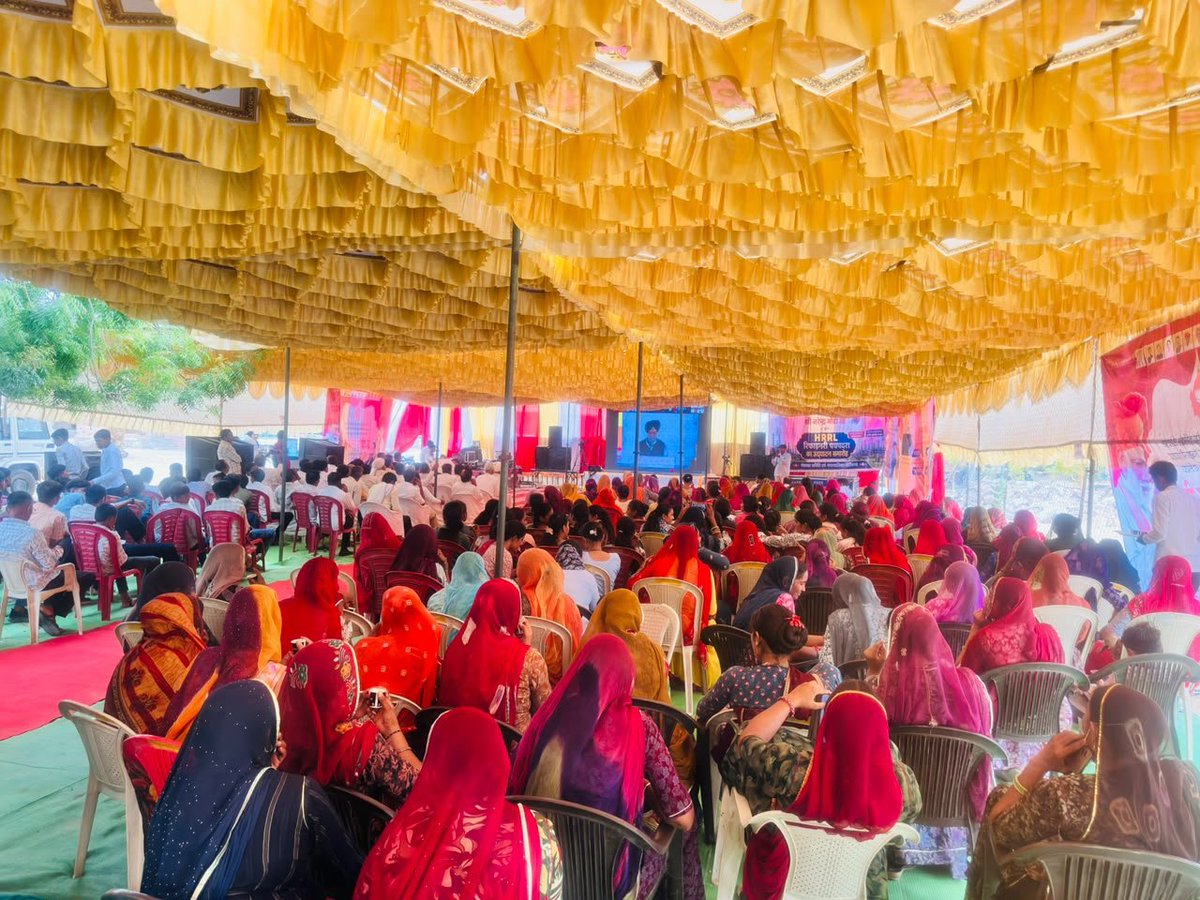 kkvishnoibjp's tweet photo. 📍 पंचायत समिति मुख्यालय, धोरीमन्ना

आज पचपदरा में राजस्थान रिफाइनरी राष्ट्र एवं प्रदेशवासियों को समर्पित होने के साथ ही राजस्थान ने औद्योगिक विकास, ऊर्जा आत्मनिर्भरता और रोजगार सृजन के नए युग में प्रवेश किया। यशस्वी प्रधानमंत्री आदरणीय श्री @narendramodi जी द्वारा लगभग ₹1.05 लाख करोड़ की विकास परियोजनाओं की ऐतिहासिक सौगात विकसित राजस्थान के संकल्प को नई गति प्रदान करने वाली है।

माननीय मुख्यमंत्री श्री @BhajanlalBjp जी के दूरदर्शी नेतृत्व एवं सतत प्रयासों से प्रदेश विकास, निवेश और औद्योगिक प्रगति के नए आयाम स्थापित कर रहा है। यह ऐतिहासिक अवसर विकसित राजस्थान के निर्माण की दिशा में एक महत्वपूर्ण मील का पत्थर है।

पंचायत समिति मुख्यालय, धोरीमन्ना पर जनप्रतिनिधियों एवं कार्यकर्ताओं ने पचपदरा में आयोजित आदरणीय प्रधानमंत्री श्री नरेन्द्र मोदी जी के कार्यक्रम का वर्चुअल माध्यम से अवलोकन किया तथा उनका प्रेरणादायी उद्बोधन सुना।

यह ऐतिहासिक विकास यात्रा आत्मनिर्भर एवं विकसित राजस्थान के निर्माण में मील का पत्थर सिद्ध होगी।

#PMModi4ViksitRajasthan

@BJP4Rajasthan @BJP4India @RajGovOfficial @RajCMO @DIPRRajasthan