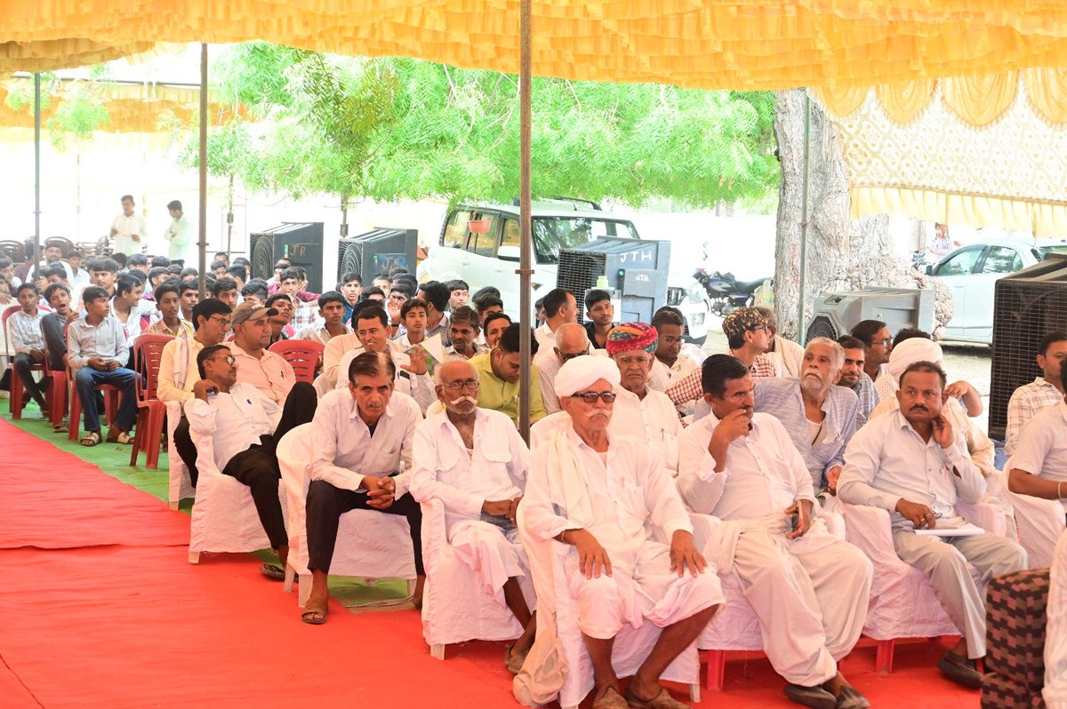 kkvishnoibjp's tweet photo. 📍 पंचायत समिति मुख्यालय, धोरीमन्ना

आज पचपदरा में राजस्थान रिफाइनरी राष्ट्र एवं प्रदेशवासियों को समर्पित होने के साथ ही राजस्थान ने औद्योगिक विकास, ऊर्जा आत्मनिर्भरता और रोजगार सृजन के नए युग में प्रवेश किया। यशस्वी प्रधानमंत्री आदरणीय श्री @narendramodi जी द्वारा लगभग ₹1.05 लाख करोड़ की विकास परियोजनाओं की ऐतिहासिक सौगात विकसित राजस्थान के संकल्प को नई गति प्रदान करने वाली है।

माननीय मुख्यमंत्री श्री @BhajanlalBjp जी के दूरदर्शी नेतृत्व एवं सतत प्रयासों से प्रदेश विकास, निवेश और औद्योगिक प्रगति के नए आयाम स्थापित कर रहा है। यह ऐतिहासिक अवसर विकसित राजस्थान के निर्माण की दिशा में एक महत्वपूर्ण मील का पत्थर है।

पंचायत समिति मुख्यालय, धोरीमन्ना पर जनप्रतिनिधियों एवं कार्यकर्ताओं ने पचपदरा में आयोजित आदरणीय प्रधानमंत्री श्री नरेन्द्र मोदी जी के कार्यक्रम का वर्चुअल माध्यम से अवलोकन किया तथा उनका प्रेरणादायी उद्बोधन सुना।

यह ऐतिहासिक विकास यात्रा आत्मनिर्भर एवं विकसित राजस्थान के निर्माण में मील का पत्थर सिद्ध होगी।

#PMModi4ViksitRajasthan

@BJP4Rajasthan @BJP4India @RajGovOfficial @RajCMO @DIPRRajasthan