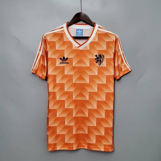 Shutabug's tweet photo. The pattern work on my last painting was inspired by this classic Dutch jersey. https://t.co/PUgn2w2rE7