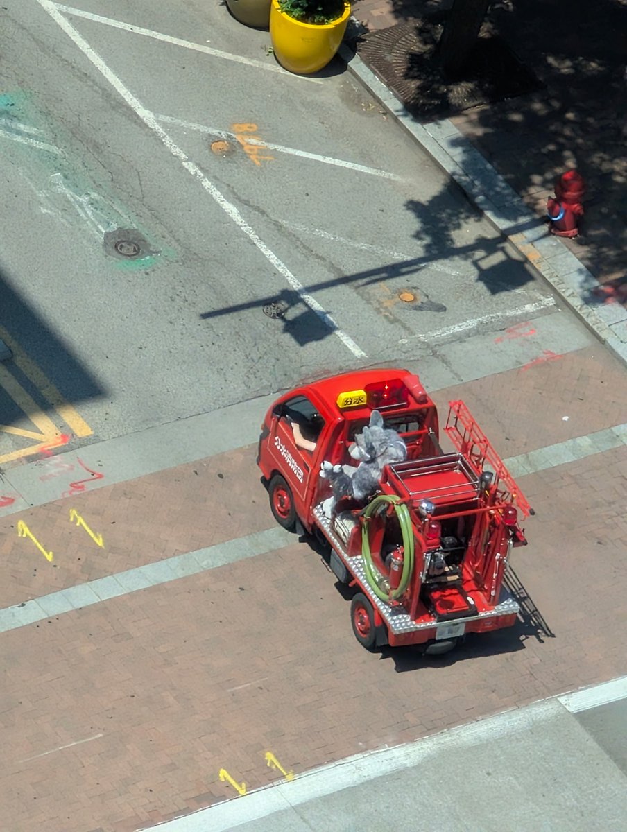brizunzies's tweet photo. I love cons because I get to look out my window and see a Fursuit inside of a kei firetruck https://t.co/33F9pMKaCD