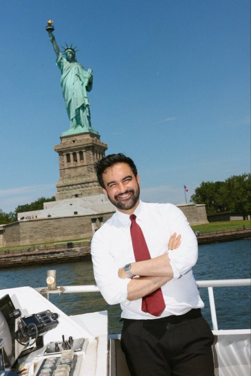 ML3democrats's tweet photo. 1776: America broke up with a king.

2026: Trump’s still trying to be one.

Meanwhile Mayor Mamdani just does the job. 

Happy Birthday, America🇺🇸 https://t.co/bJLipoizq8