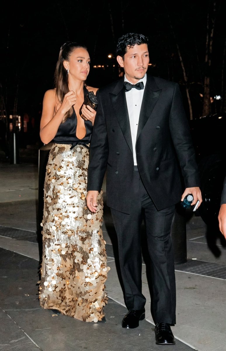 ThoughtCatalog's tweet photo. Jessica Alba, the woman who proves Millennials don't age, wore a gold sequin dress to Taylor Swift's wedding alongside Danny Ramirez. https://t.co/Pjtn0aaI2U
