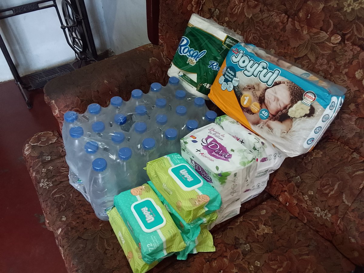 _kuavoc's tweet photo. 20 personas podrán dormir abrigadas, niños tendrán ropa interior nueva, tendrán toallitas y toallitas humedas, 24 tomarán agua 1 vez, 10 personas tendrán toallas para secarse y eso apunta de redes sociales

es poco pero solo soy 1 persona haciendo todo, y aún sigo cosiendo https://t.co/hiVxRDhyBA