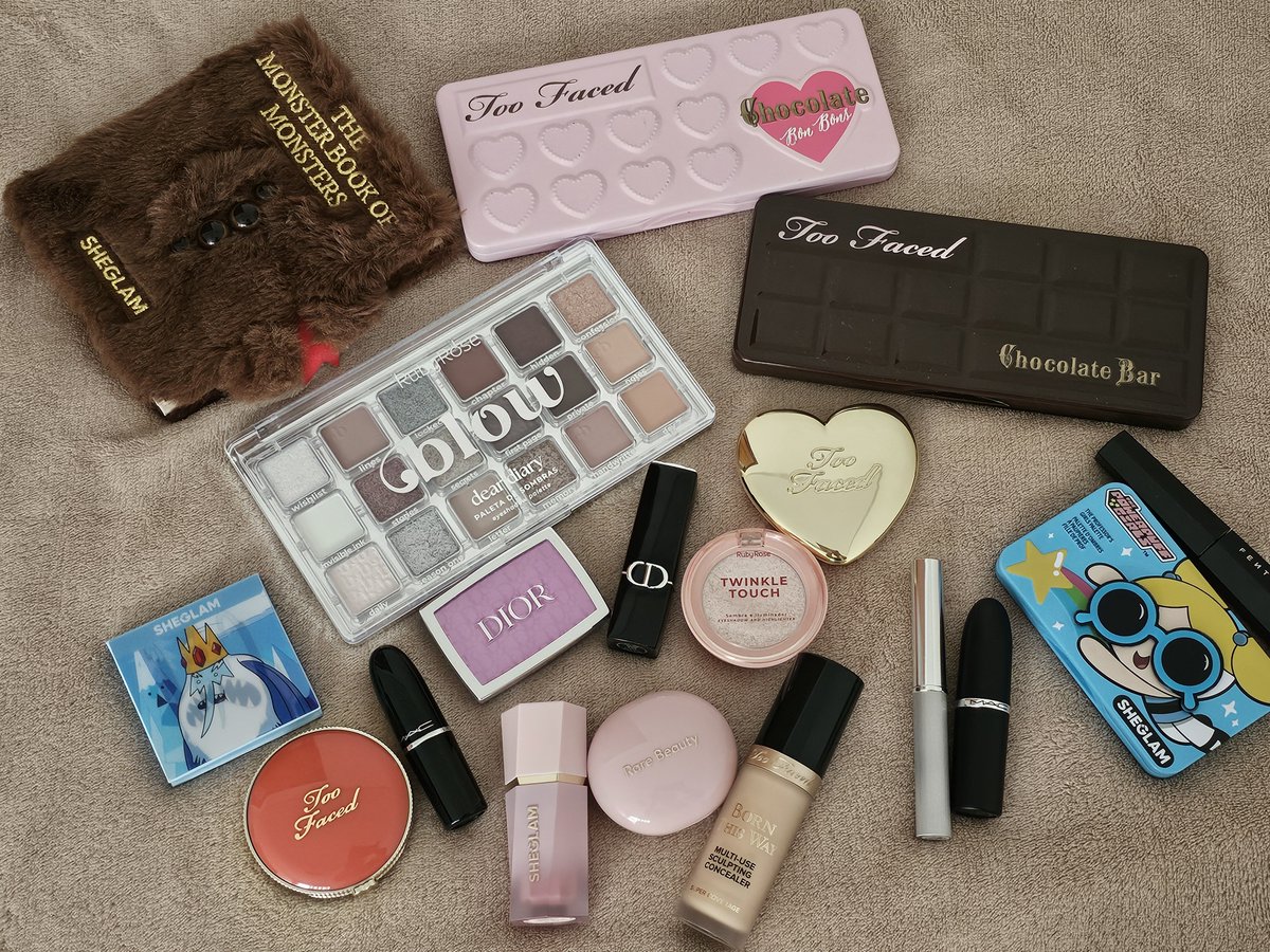 shefairydust's tweet photo. quando a treta é sobre marcas de maquiagem mas eu não excluo ninguém e compro marcas caras e baratas https://t.co/RFRw1EZWoy
