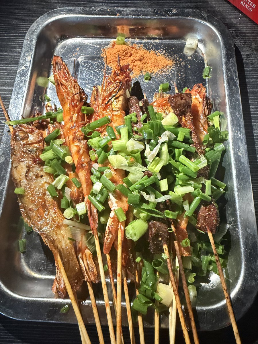kangR_'s tweet photo. ES烧烤天花板，硬生生等了一个小时🍺 https://t.co/hB3Jwc9bNh
