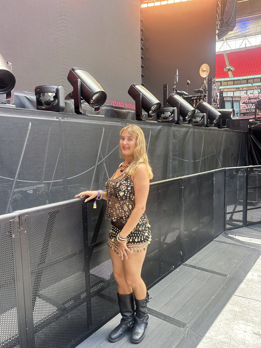 hrrysrecords's tweet photo. final wembley show. i’m smiling but it ain’t funny https://t.co/R7dRk4Cv9c