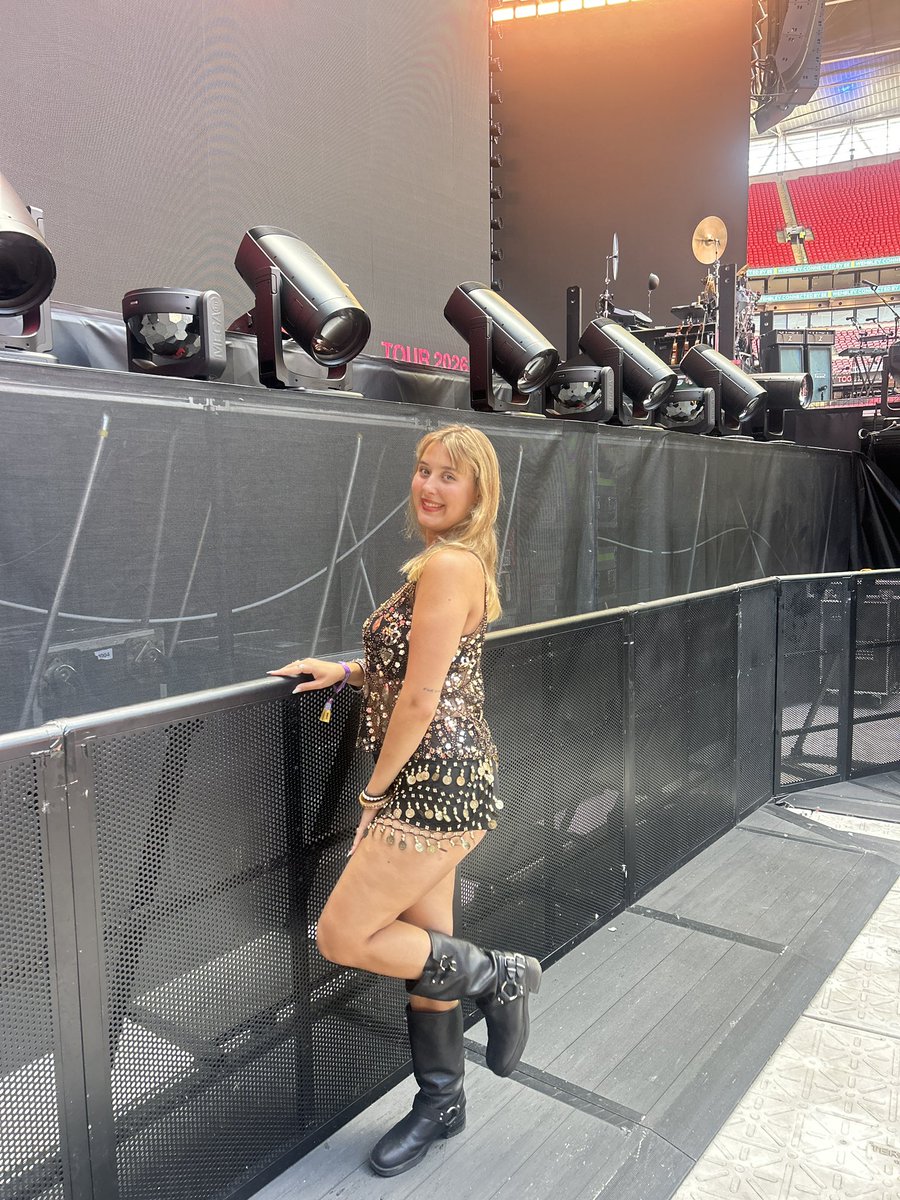 hrrysrecords's tweet photo. final wembley show. i’m smiling but it ain’t funny https://t.co/R7dRk4Cv9c