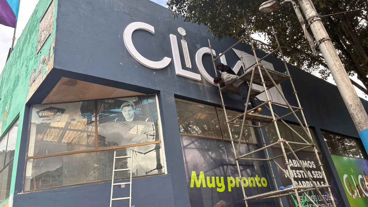 heidy_up's tweet photo. 1/6. #Denuncia 📢 La comunidad del barrio La Macarena manifiestan su preocupación respecto a las graves irregularidades que rodean la promoción y presunta ejecución de un megaproyecto inmobiliario denominado "Click Living", promocionado por la constructora Arquitectura y Concreto en el predio de la Carrera 5 No. 30-12 que no evidencia licencia de construcción.