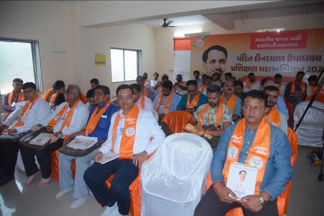 BhushanABhatt's tweet photo. પંડિત દીનદયાળ ઉપાધ્યાય પ્રશિક્ષણ વર્ગ મહાઅભિયાન-૨૦૨૬ અંતર્ગત આયોજિત પ્રશિક્ષણ વર્ગમાં ઉપસ્થિત રહી કાર્યકર્તા સાથીઓને માર્ગદર્શન પૂરું પાડવાનો અવસર પ્રાપ્ત થયો.

પ્રશિક્ષિત,સંસ્કારી અને સમર્પિત કાર્યકર્તાઓ જ કોઈપણ સંગઠનની સાચી તાકાત હોય છે.કાર્યકર્તાઓના વ્યક્તિત્વ વિકાસ,વૈચારિક સશક્તિકરણ તથા સંગઠનાત્મક કાર્યક્ષમતામાં વધારો થાય તે માટે આવા પ્રશિક્ષણ વર્ગો અત્યંત મહત્વપૂર્ણ અને પ્રેરણાદાયી સાબિત થાય છે.

મણિનગર વોર્ડ - કર્ણાવતી મહાનગર. 📍