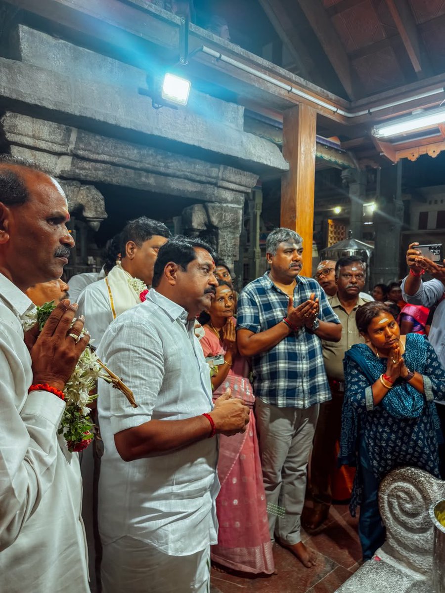 NainarBJP's tweet photo. முருகப்பெருமானின் சிறப்பு பெற்ற திருத்தலமான பழனியில் அருள்மிகு தண்டாயுதபாணி சுவாமியை (பழனியாண்டவர்) மலையேறி தரிசிக்கும் அரிய பாக்கியம் கிடைத்தது.

அருள்மிகு முருகப்பெருமானின் திருவடிகளில், பாரத நாடு என்றும் வளமும், நலமும், ஒற்றுமையும் பெற்று முன்னேற வேண்டும்; அனைத்து மக்களும் அமைதியுடனும், இன்பத்துடனும் வாழ வேண்டும் என்று மனமாரப் பிரார்த்தனை செய்து வேண்டிக்கொண்டேன்.

இந்த ஆன்மிக தரிசனத்தில், தேசியச் செயலாளரும் தமிழக பாஜக மேலிடப் பொறுப்பாளருமான திரு. @MenonArvindBJP அவர்கள், மாநிலச் செயலாளர் திரு. @AKNPerumal அவர்கள், திண்டுக்கல் கிழக்கு மாவட்டத் தலைவர் திரு. முத்துராமலிங்கம் அவர்கள், மற்றும் திண்டுக்கல் மேற்கு மாவட்டத் தலைவர் திரு. ஜெயராமன் அவர்கள் ஆகியோர் உடன் கலந்து கொண்டு அருள்மிகு முருகப்பெருமானை தரிசித்து, நாட்டின் நலனுக்கும் மக்களின் வளமான எதிர்காலத்திற்கும் இணைந்து பிரார்த்தனை செய்தனர்.

வெற்றிவேல்! வீரவேல்!