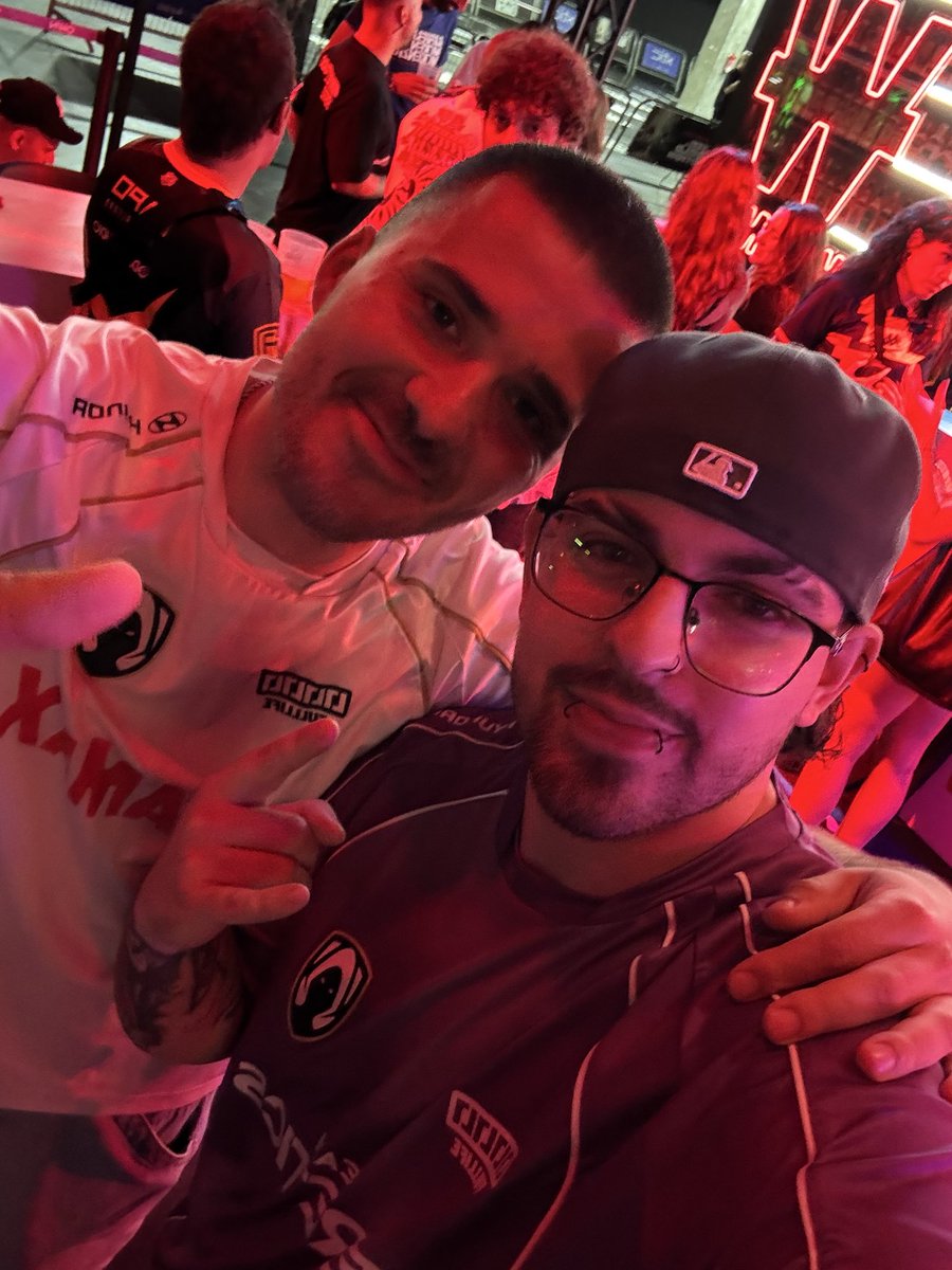 setedecay's tweet photo. Un placer como siempre @SirMaza 💜🤝 https://t.co/PWAmqX26sR