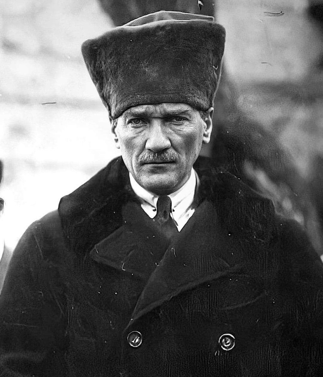 yigit_ym's tweet photo. Dün gece gördüm rüyada. Basıyordu fırçayı tüm devlet erkanına; hepsine. Fotoğraflarda, videolarda göründüğünden daha sertti. Sinirlendikçe keskinleşen bakışlar, suçlarını bilmenin getirdiği korkuyla titreyen kalabalığı delip geçiyordu. https://t.co/c3OhxZOCqq