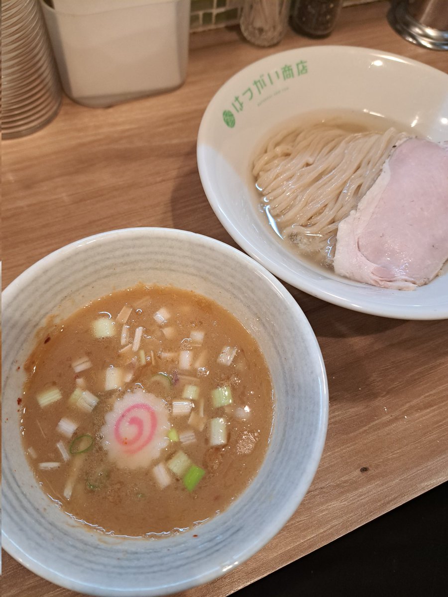 hatugaisho's tweet photo. 土曜日も沢山のご来店ありがとうございます‼️

日曜日は
12:00~15:00.17:00~21:00です

日曜日は鶏白湯つけ麺あります
今回のスープ良い感じです☺️

よろしくお願いします🍜 https://t.co/r4WZnWu0TV
