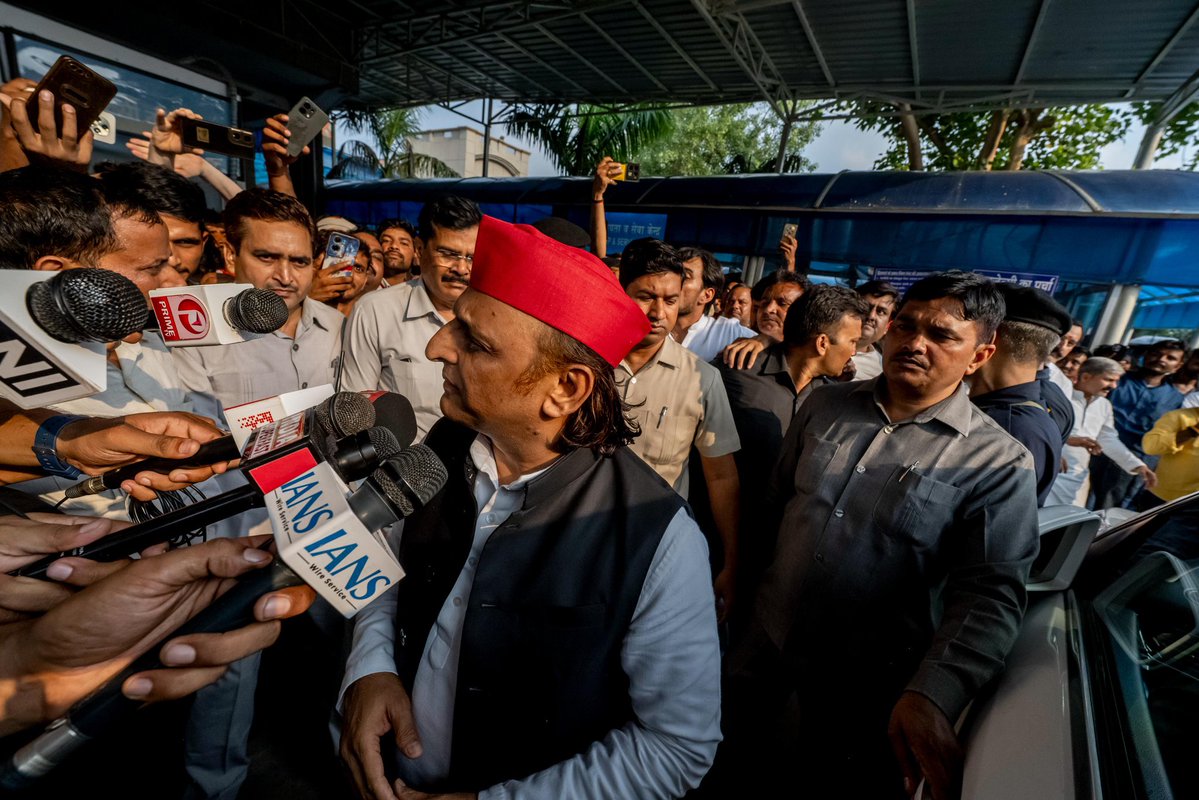 yadavakhilesh's tweet photo. आज लोहिया अस्पताल पहुँचकर समाजवादी पार्टी के वरिष्ठ नेता आदरणीय राजेंद्र चौधरी जी से भेंट कर उनका कुशलक्षेम जाना एवं डॉक्टरों से उनके स्वास्थ्य की स्थिति की जानकारी ली। https://t.co/MxTObgMlhv