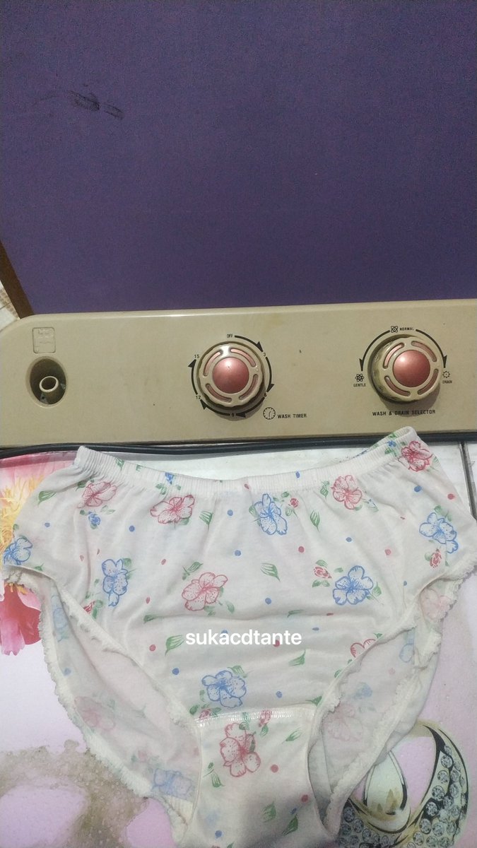 sukacdtantee's tweet photo. Ngecek rumah tante yg lagi ditinggal ngajak anaknya liburan, ternyata ada cd baru nya model jadul, udah bosen sama golden nick kah tan?😁😁😁 https://t.co/e663A5QQtQ