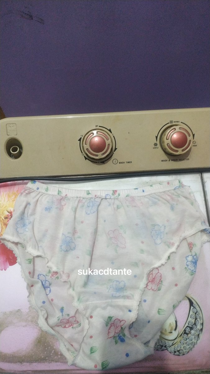 sukacdtantee's tweet photo. Ngecek rumah tante yg lagi ditinggal ngajak anaknya liburan, ternyata ada cd baru nya model jadul, udah bosen sama golden nick kah tan?😁😁😁 https://t.co/e663A5QQtQ