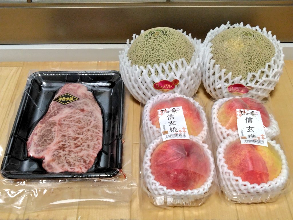 daipechi's tweet photo. メロンと桃のストックがなくなったので閉店前に酒々井へ🍈🍑
酒々井のフックてこんな優良設定だったっけ？てくらい簡単で驚いた🤯
スーパーいくより全然安い‼️ https://t.co/uukJ9PEwJc