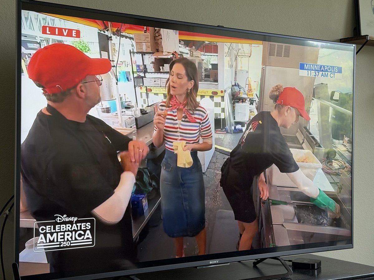 KellyNoseyroo's tweet photo. THIS @Disney Celebrates America is spectacular and what any great American state fair should be
#cheesecurds https://t.co/LkdCm0NG3f